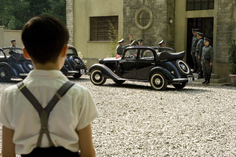 Il bambino con il pigiama a righe