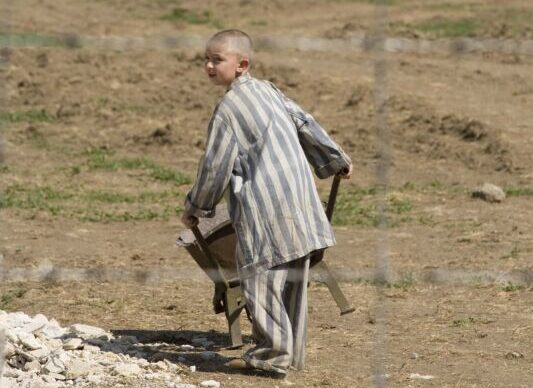 Il bambino con il pigiama a righe