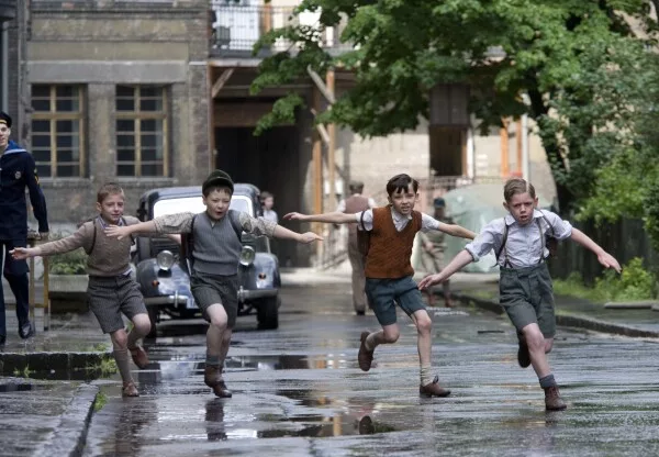 Il bambino con il pigiama a righe